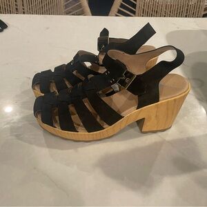 Dr. Scholls  Strappy Sandals with Wooden block 3.5 in Heel black suede cage 8.5